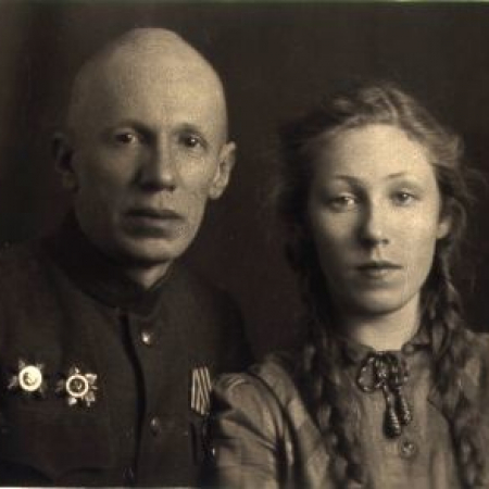 В. И. Шунков с дочерью Еленой. 1945. Из архива НКМ